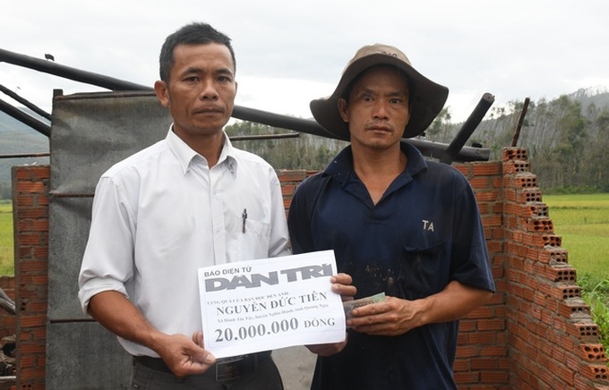 Quang Ngai man receives VND20m after home was destroyed in storm - 2