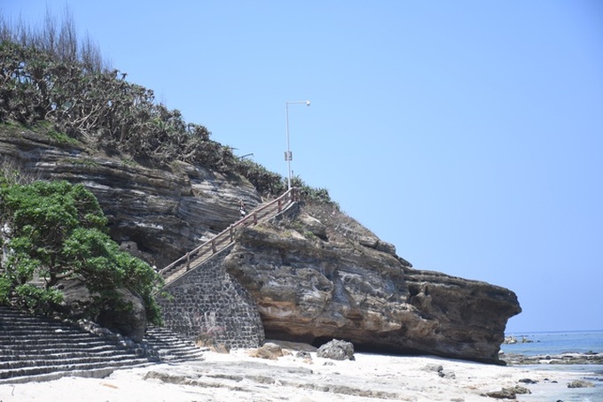 Cave pagoda on Ly Son Island attracts visitors - 4