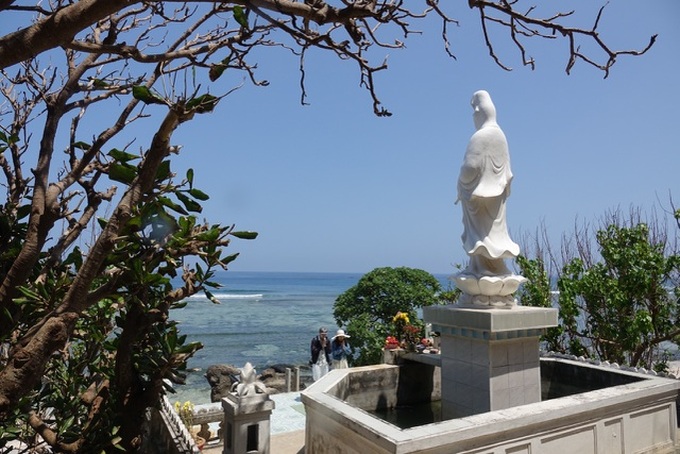 Cave pagoda on Ly Son Island attracts visitors - 5