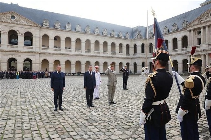 Top leader starts official visit to France - 1