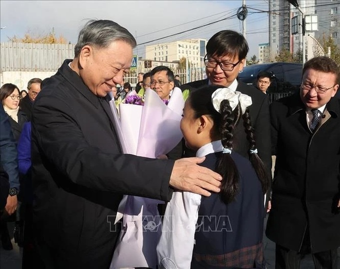 Top leader visits school named after late President in Ulaanbaatar - 1