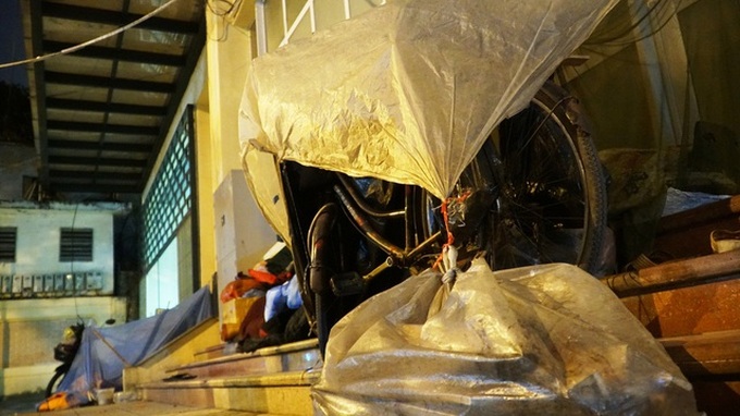 Homeless people struggle through Hanoi cold night - 6