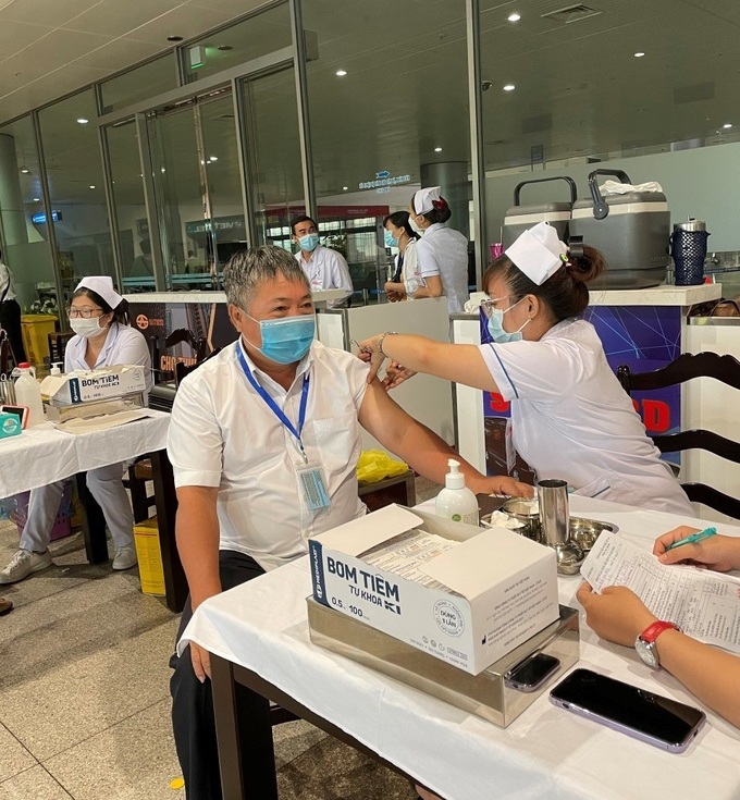 Tan Son Nhat airport staff get first doses of Covid-19 vaccine - 1