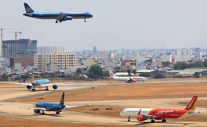 Vietnamese airlines to conduct more night flights to meet Tet demand - 1