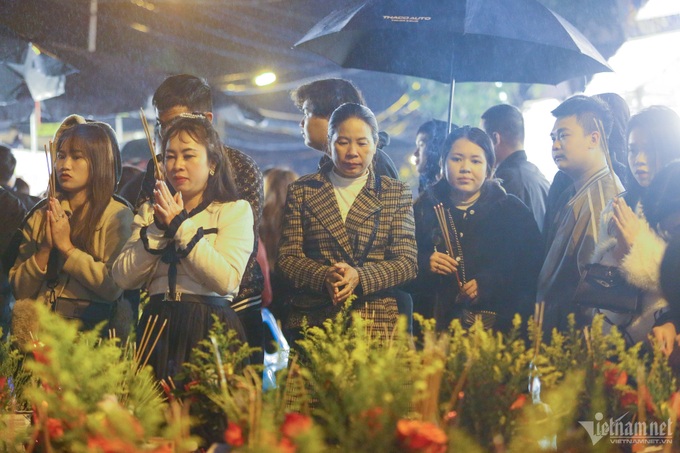 People rush to Tay Ho Temple for worshiping at midnight - 2 People rush to Tay Ho Temple for worshiping at midnight - 2