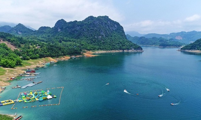 Hoa Binh plans major national tourism area at Hoa Binh Reservoir - 1 Hoa Binh plans major national tourism area at Hoa Binh Reservoir - 1