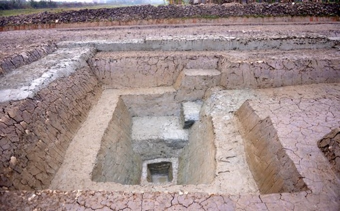 Moat corner structure found in Ho ancient citadel - 1