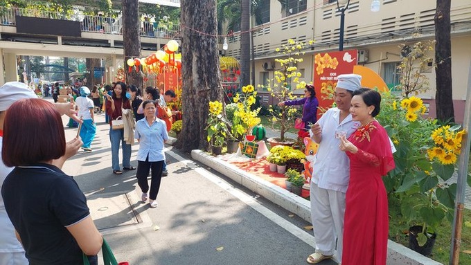 HCM City hospital opens flower street for patients - 4
