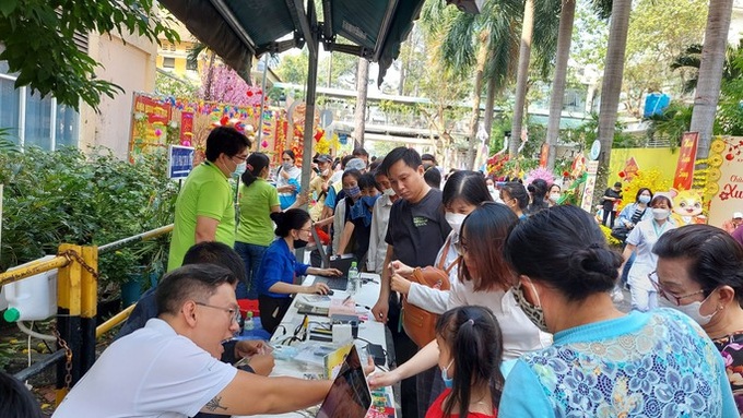 HCM City hospital opens flower street for patients - 1