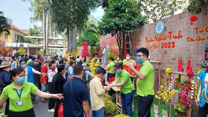 HCM City hospital opens flower street for patients - 2
