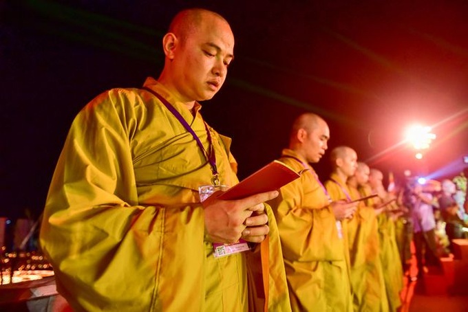 Thousands attend Vesak 2019 flower lantern ceremony - 7 Thousands attend Vesak 2019 flower lantern ceremony - 7