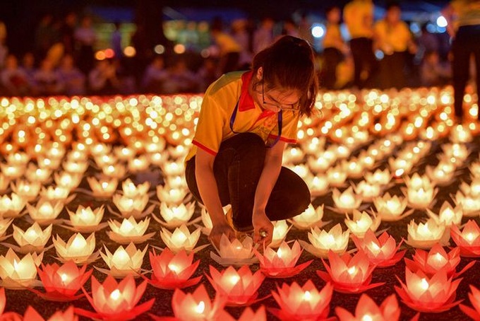 Thousands attend Vesak 2019 flower lantern ceremony - 5 Thousands attend Vesak 2019 flower lantern ceremony - 5