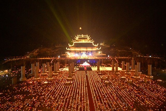 Thousands attend Vesak 2019 flower lantern ceremony - 4 Thousands attend Vesak 2019 flower lantern ceremony - 4