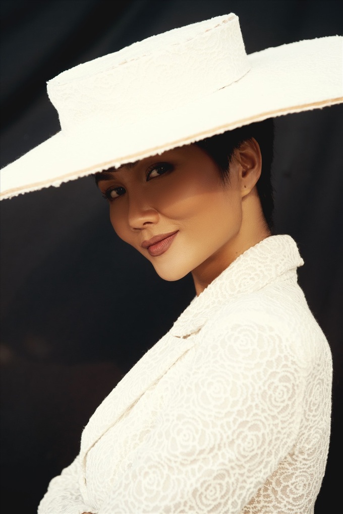 Miss Vietnam 2018 H'Hen Nie’s photos in menswear style - 2
