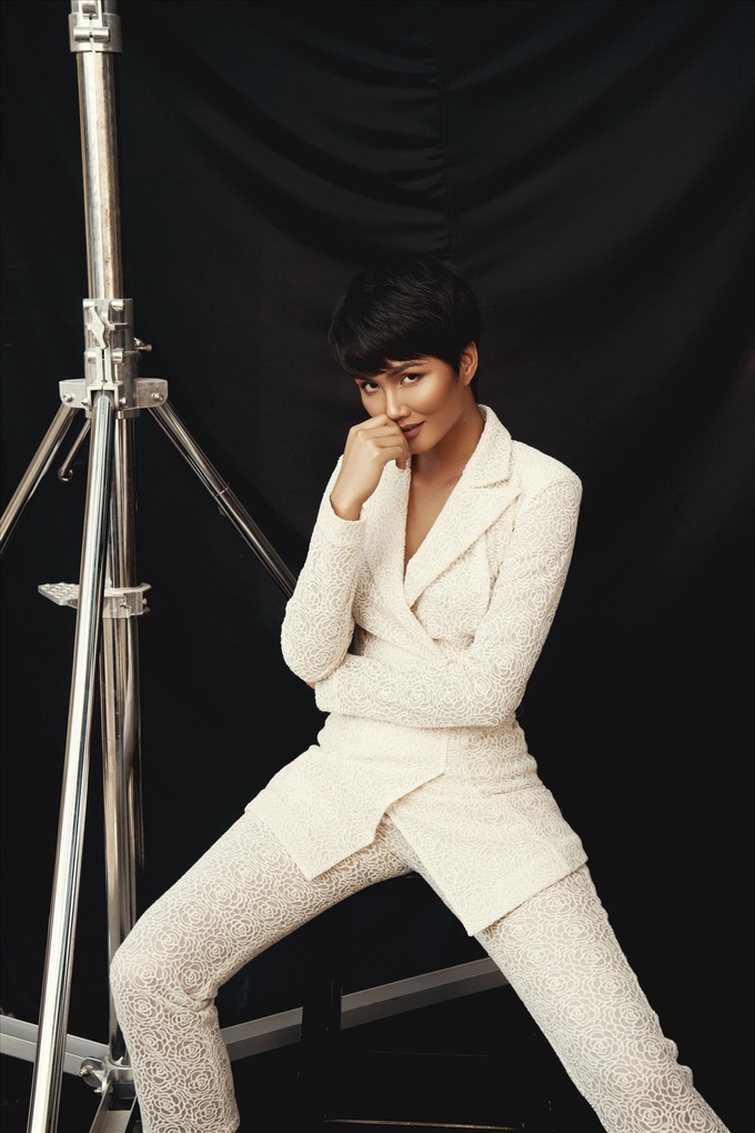 Miss Vietnam 2018 H'Hen Nie’s photos in menswear style - 4