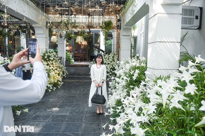 Hanoi restaurant use flower décor to attract diners - 5 Hanoi restaurant use flower décor to attract diners - 5