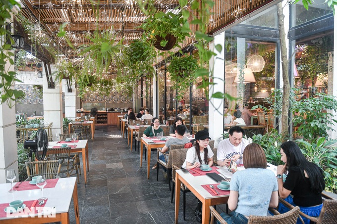 Hanoi restaurant use flower décor to attract diners - 9 Hanoi restaurant use flower décor to attract diners - 9