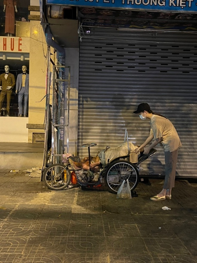 Miss Vietnam give presents to homeless people in Ho Chi Minh City - 2