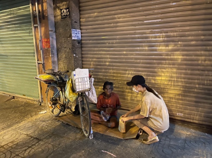 Miss Vietnam give presents to homeless people in Ho Chi Minh City - 1