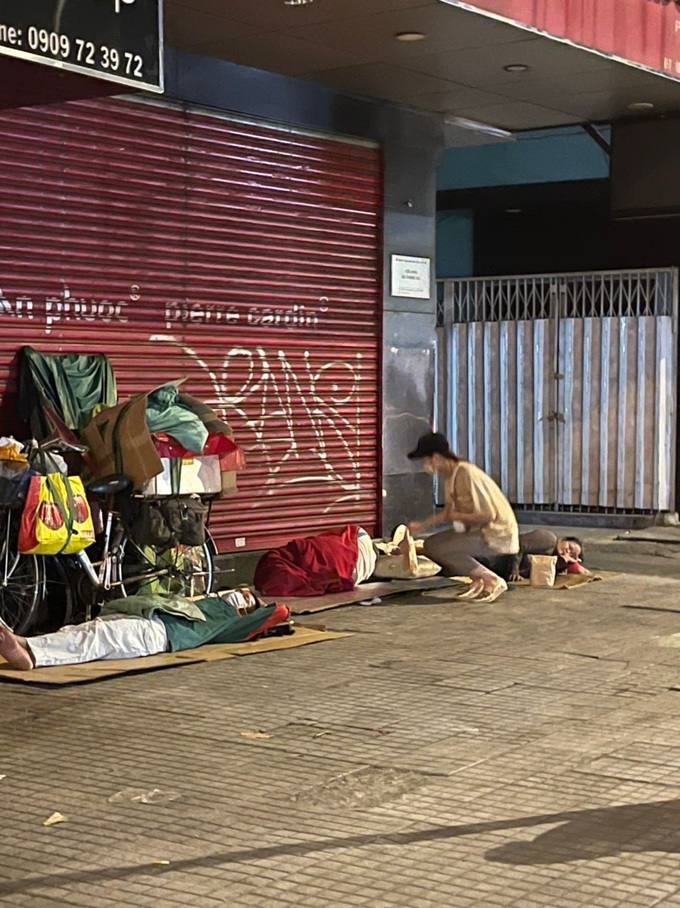 Miss Vietnam give presents to homeless people in Ho Chi Minh City - 3