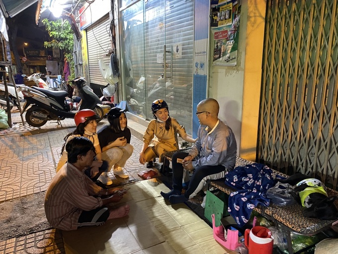 Miss Vietnam give presents to homeless people in Ho Chi Minh City - 5