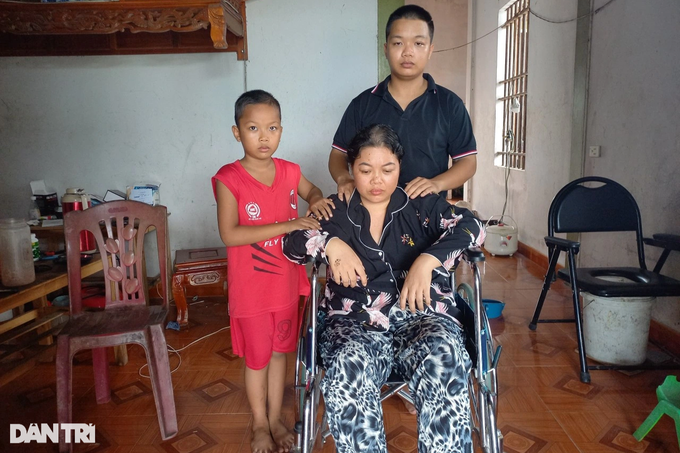 Poor Nghe An woman and son struggle with diseases - 2