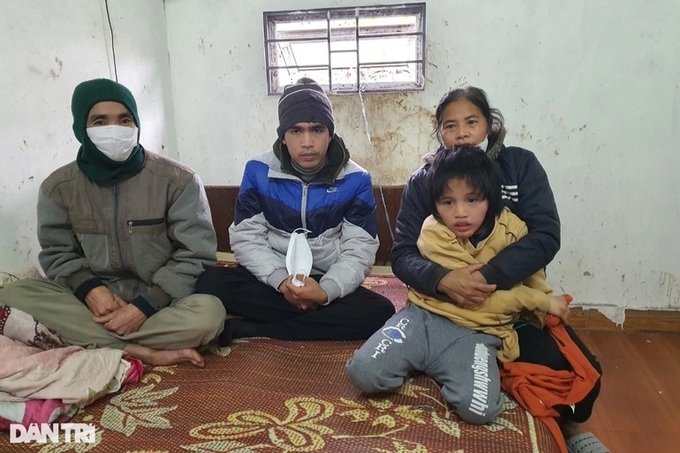 Ailing Hanoi family receive support - 2