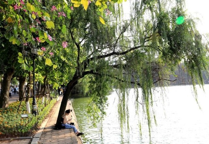 Hanoians applaud plan to build embankment around Hoan Kiem Lake - 1 Hanoians applaud plan to build embankment around Hoan Kiem Lake - 1