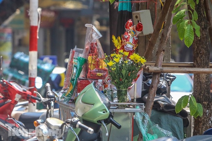 Votive paper burn on Hanoi's streets on Ghost Festival - 8