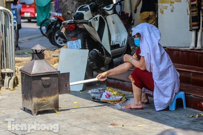 Votive paper burn on Hanoi's streets on Ghost Festival - 1