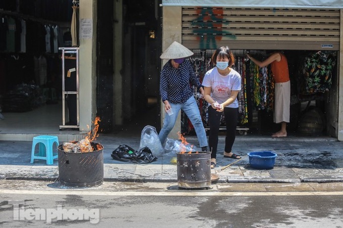 Votive paper burn on Hanoi's streets on Ghost Festival - 3