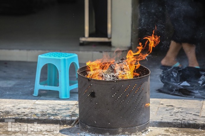 Votive paper burn on Hanoi's streets on Ghost Festival - 4