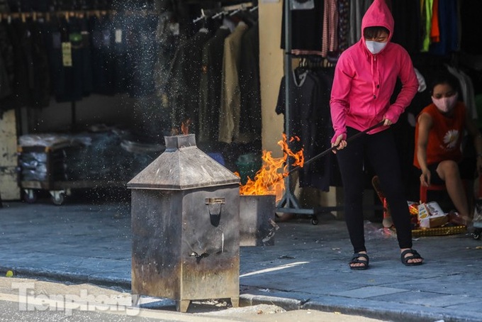 Votive paper burn on Hanoi's streets on Ghost Festival - 5