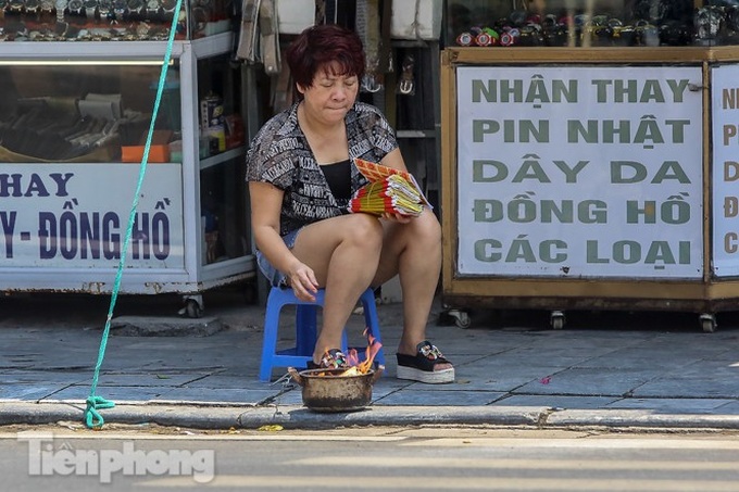 Votive paper burn on Hanoi's streets on Ghost Festival - 6