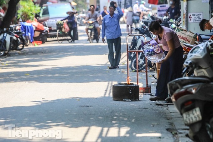 Votive paper burn on Hanoi's streets on Ghost Festival - 7