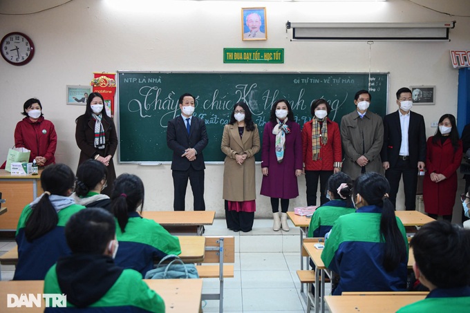 Hanoi students return to school after online study exile - 7 Hanoi students return to school after online study exile - 7