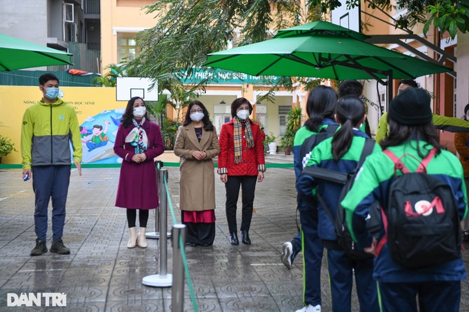 Hanoi students return to school after online study exile - 4 Hanoi students return to school after online study exile - 4