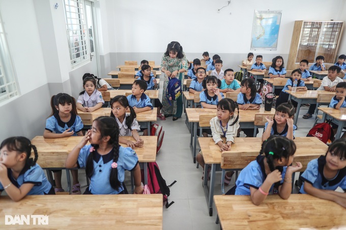 First-grade students back to school in HCM City - 3