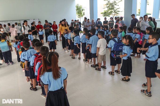 First-grade students back to school in HCM City - 1