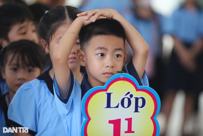 First-grade students back to school in HCM City - 9