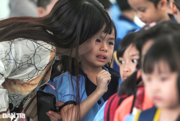 First-grade students back to school in HCM City - 8