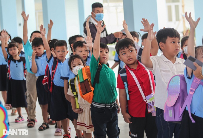 First-grade students back to school in HCM City - 7