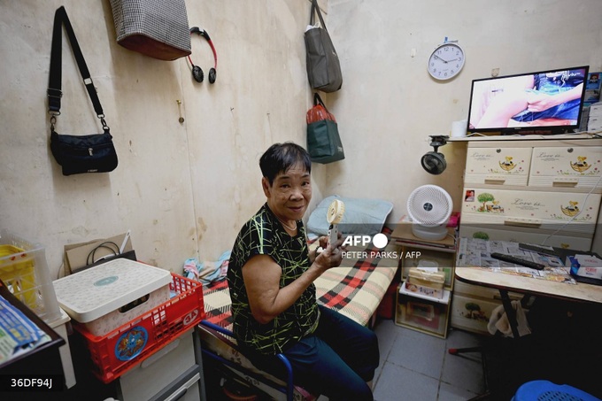 Scorching heat magnifies housing crunch for Hong Kong's elderly - 1