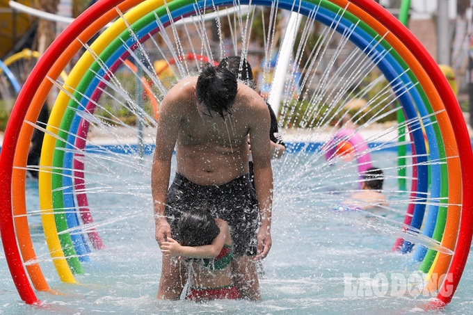 Hanoians seek heat relief at newly-opened water park - 5