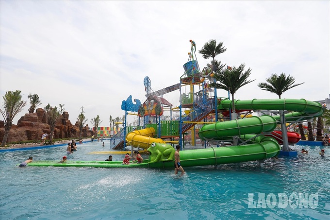 Hanoians seek heat relief at newly-opened water park - 9