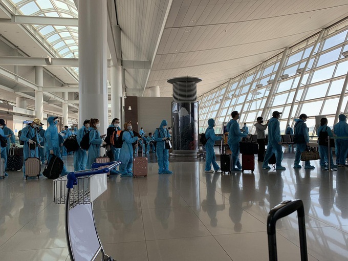 Hundreds of Vietnamese nationals repatriated from South Korea - 1 Hundreds of Vietnamese nationals repatriated from South Korea - 1
