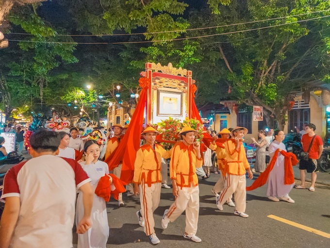 People flock to Hoi An to enjoy Mid-Autumn Festival - 6 People flock to Hoi An to enjoy Mid-Autumn Festival - 6