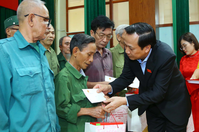Poor Thanh Hoa people receive gifts - 1