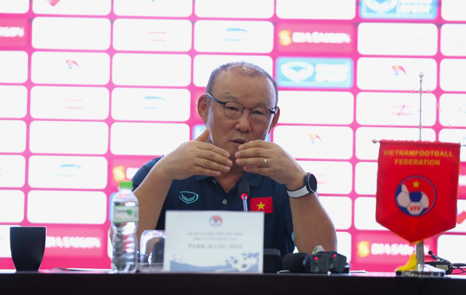 Park Hang-seo vows AFF Cup title for Vietnam ahead of departure - 1