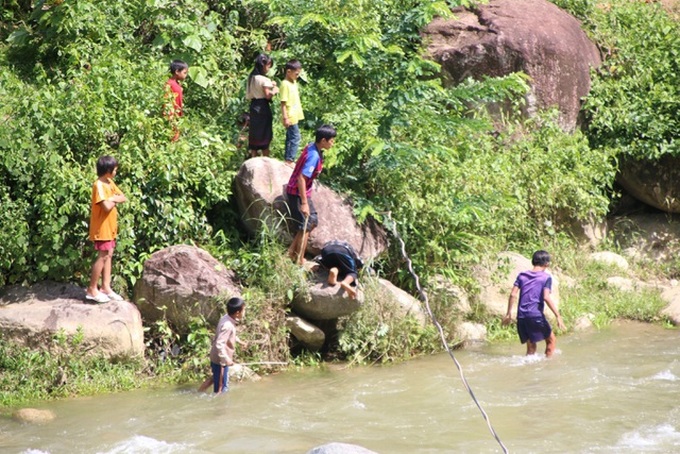 Nghe An villagers call for help to build a bridge - 2